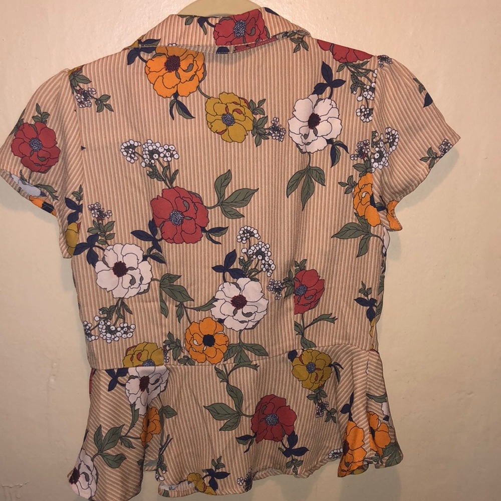 SHORT SLEEVE PEPLUM TOP - Picture 2 of 3
